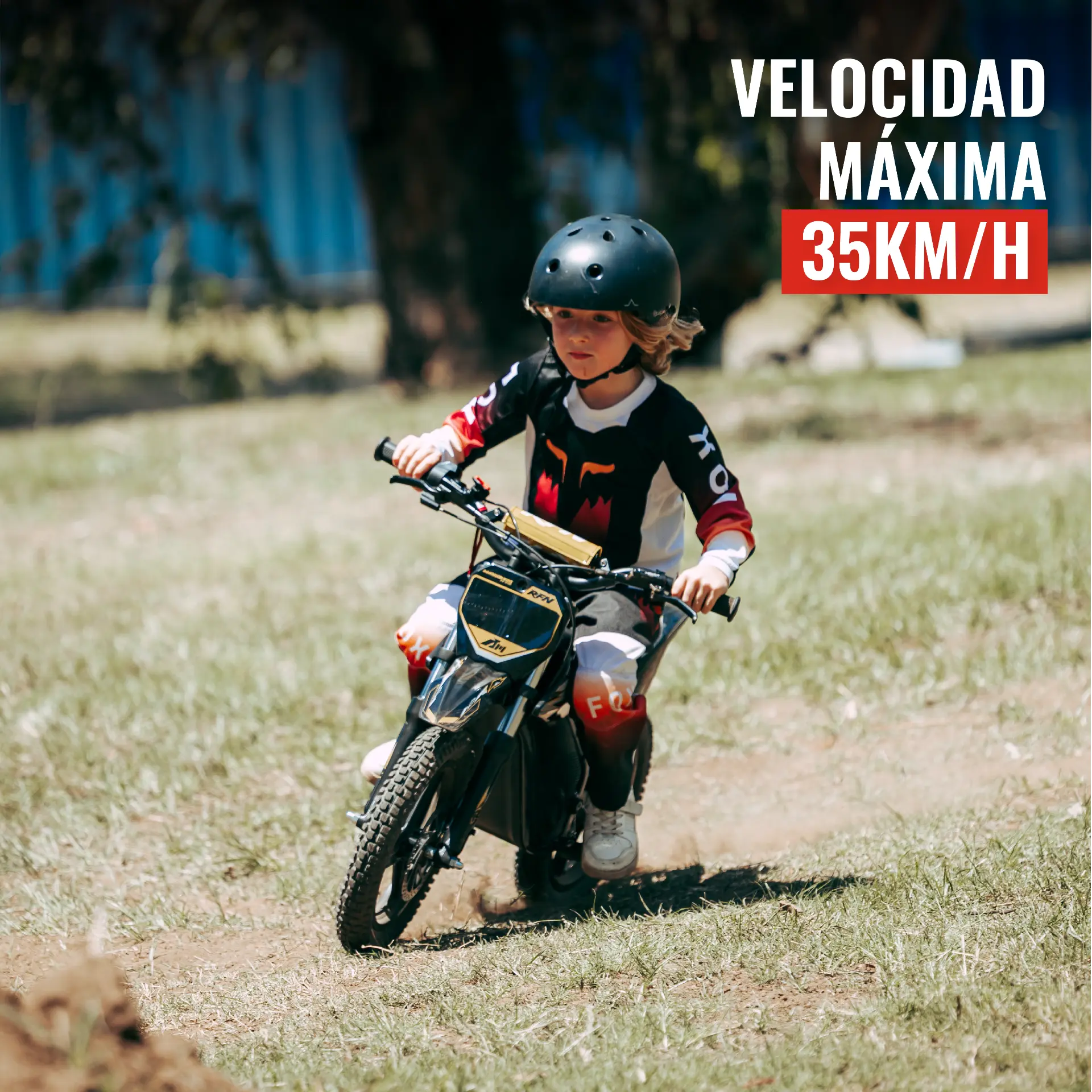 Niño con casco conduciendo una moto eléctrica RFN Warrior Kids a máxima velocidad