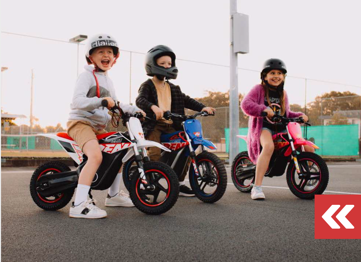 Tres niños con casco sobre motos eléctricas RFN Warrior Kids