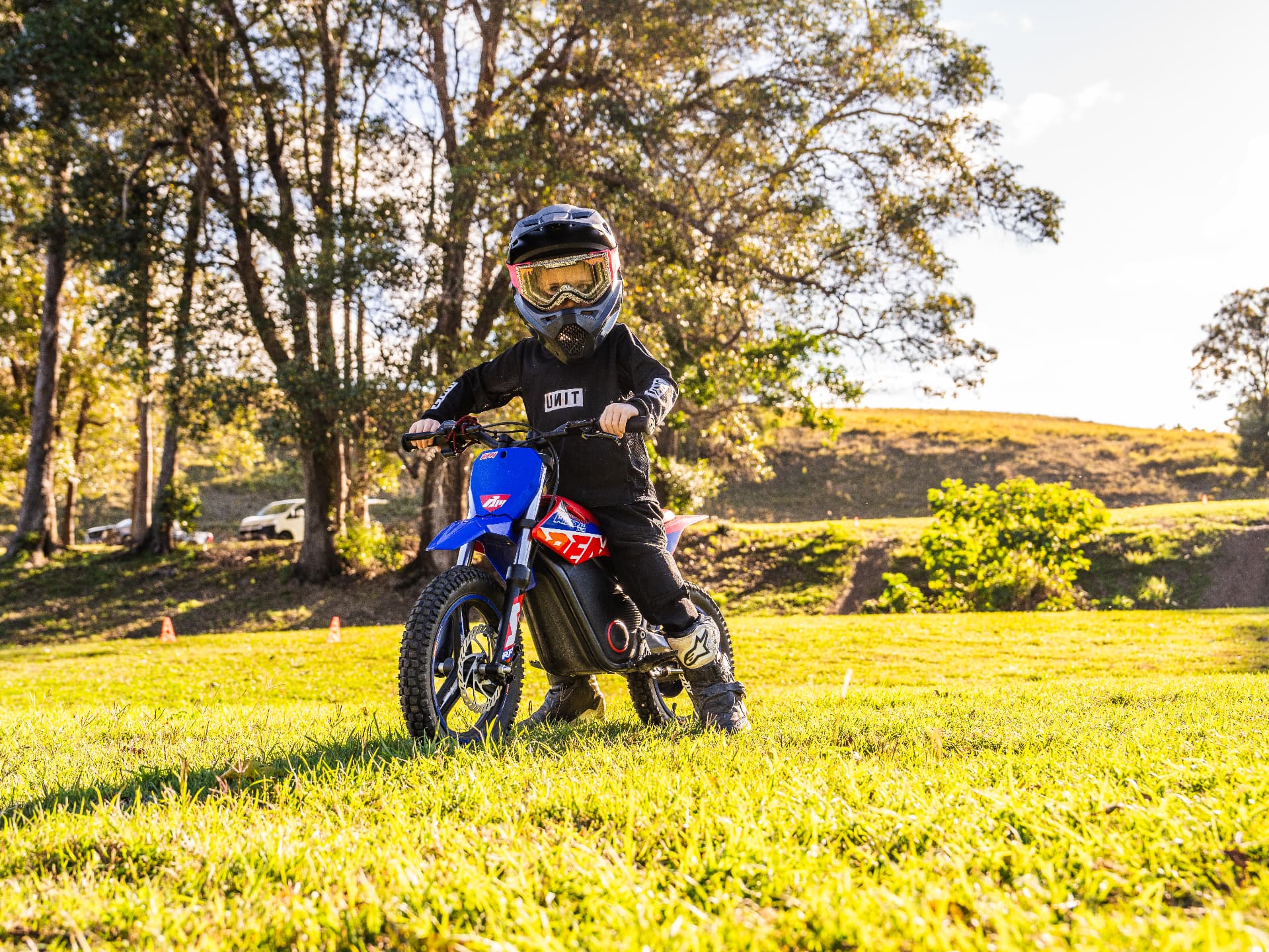 Niño conduciendo una RFN Warrior Kids con casco y equipo de protección